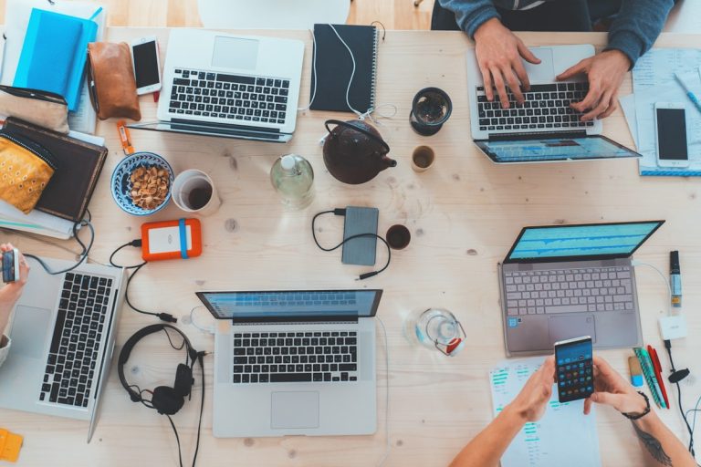 Equipo de una pyme trabajando con tecnología e inteligencia artificial