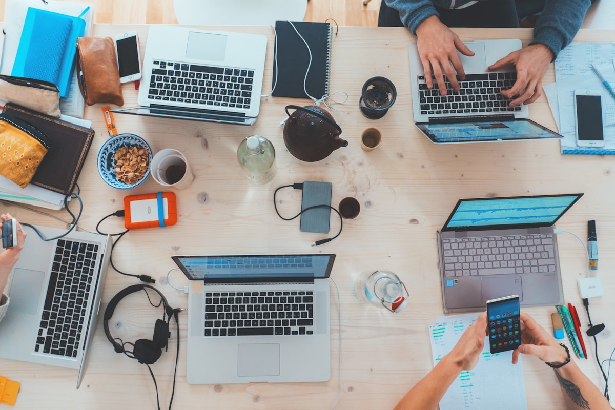 Equipo de una pyme trabajando con tecnología e inteligencia artificial