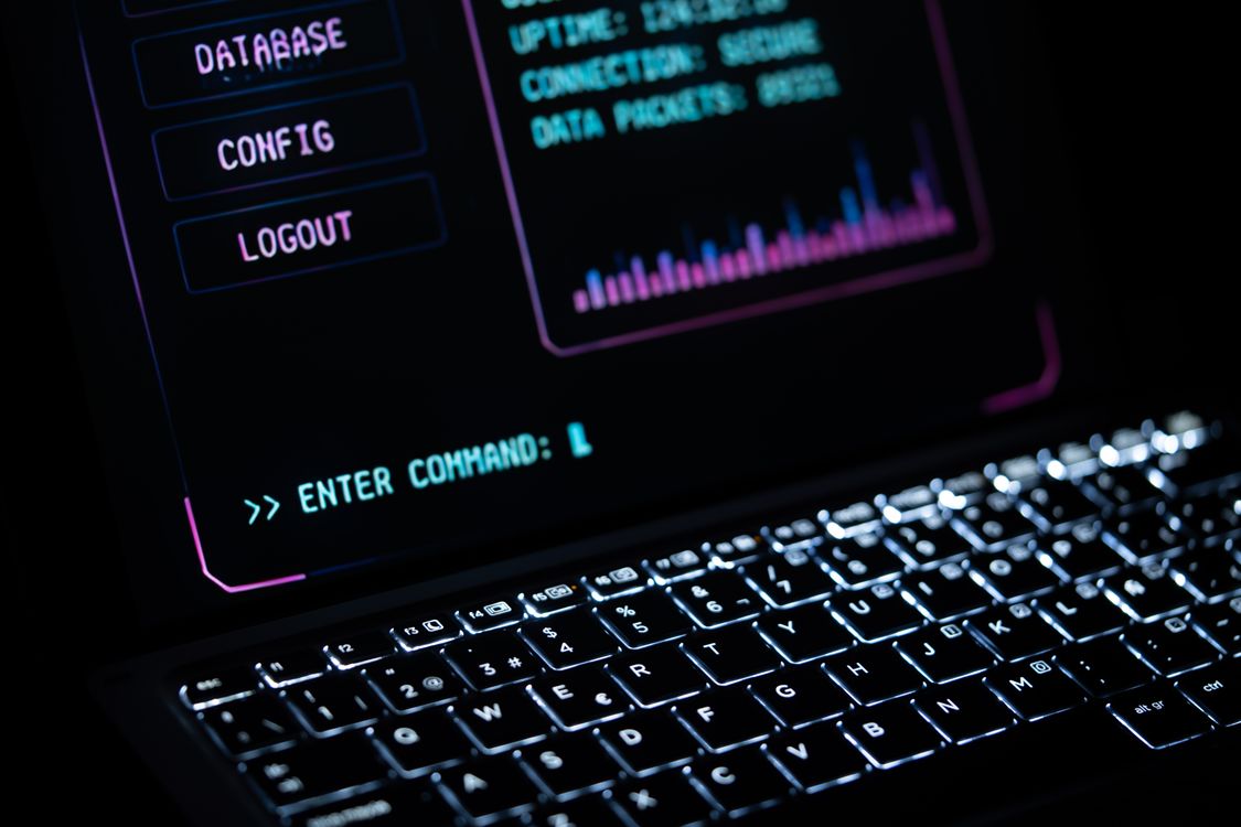 Ciberseguridad con IA en un portatil protegiendo a una pyme
