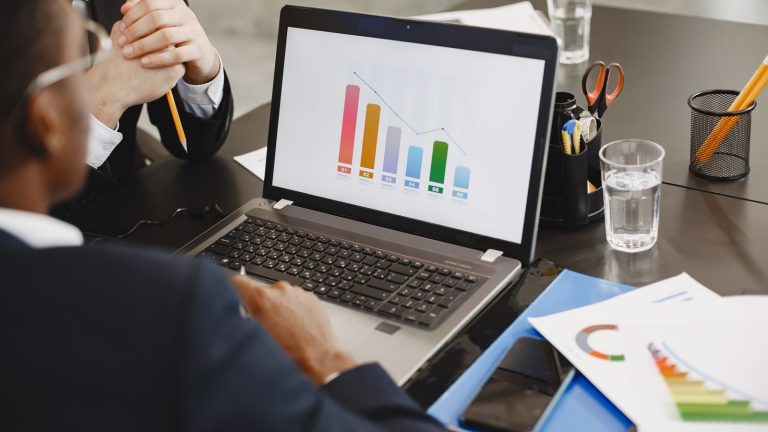 Dos profesionales analizando datos con IA en un portátil