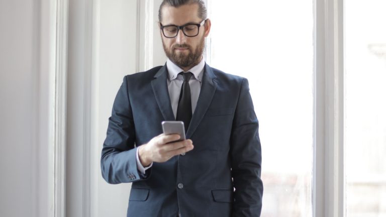 Profesional usando el móvil tras automatizar WhatsApp con IA en su empresa