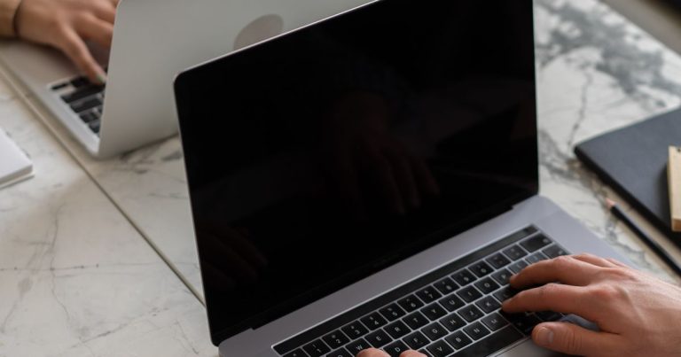ChatGPT Enterprise vs Copilot vs Gemini: dos profesionales comparan herramientas de IA en sus portátiles