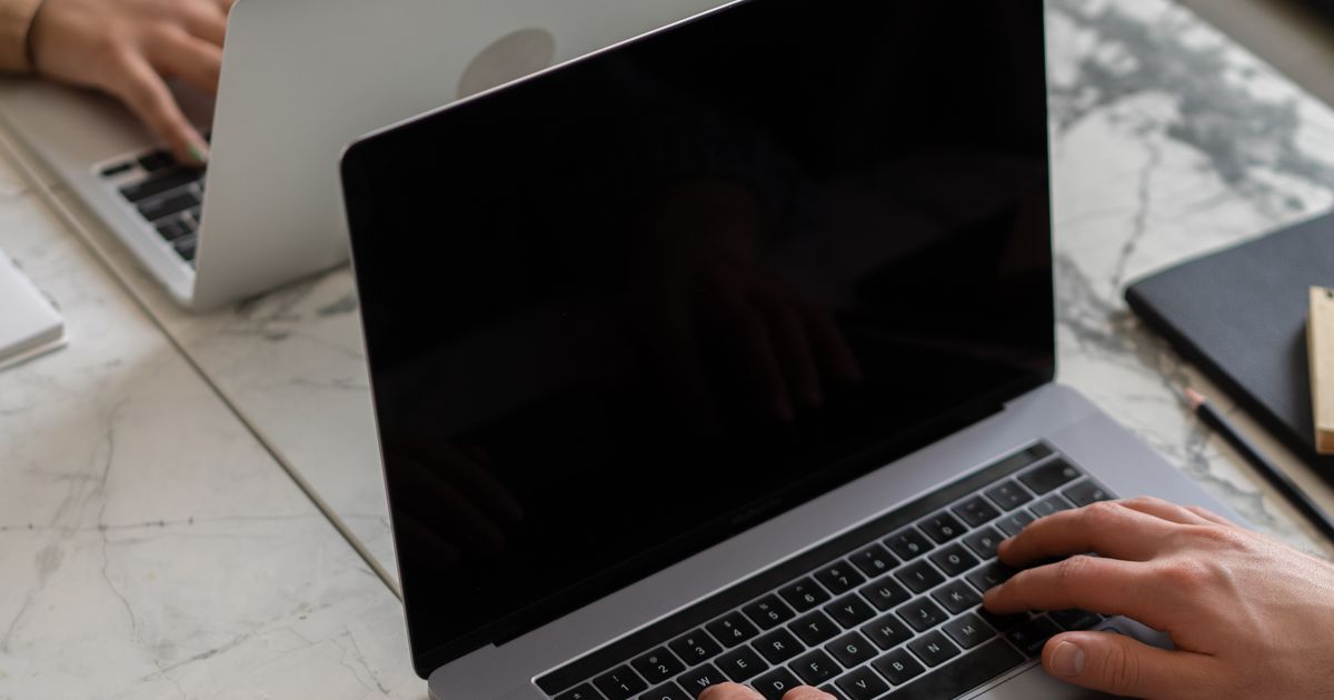 ChatGPT Enterprise vs Copilot vs Gemini: dos profesionales comparan herramientas de IA en sus portátiles
