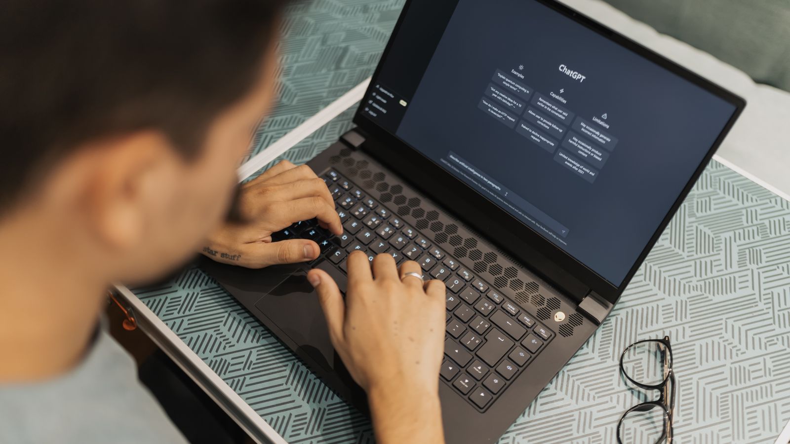 Profesional configurando un GPT personalizado en su portátil