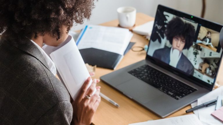 Profesional en videollamada usando herramientas de IA para reuniones