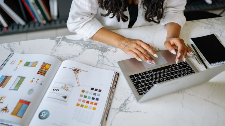 Creativa revisando contenidos generados con IA en su escritorio